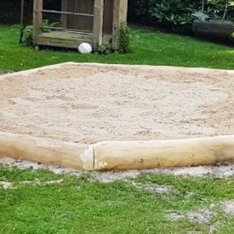 Sandspielbereich mit Rundholzrahmen