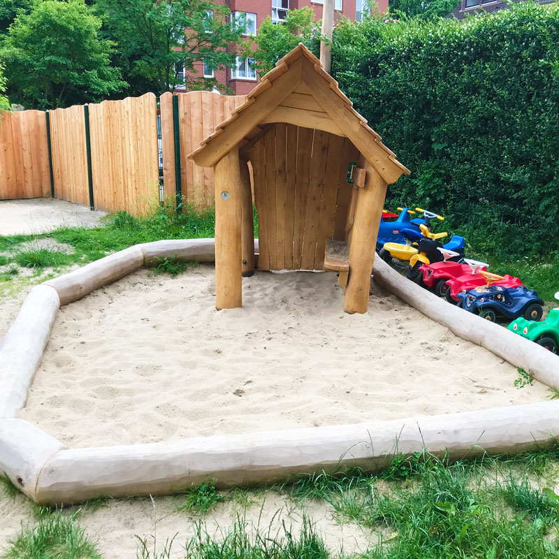 Sandspielbereich mit Rundholzrahmen