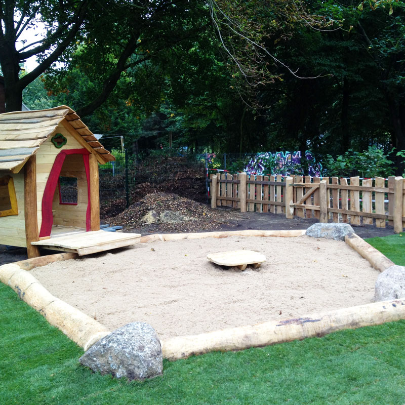 Sandspielbereich mit Rundholzrahmen