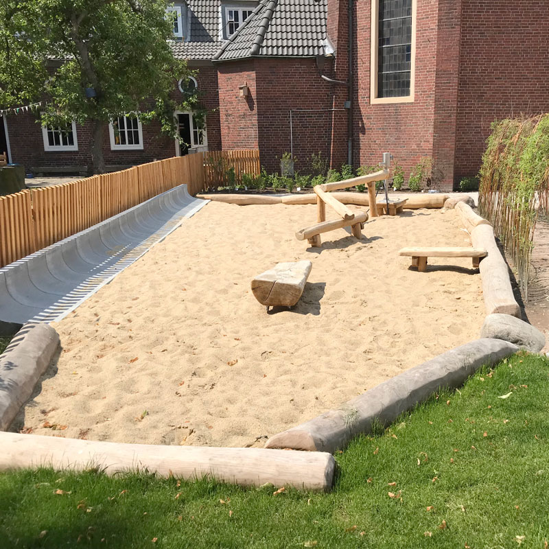 Sandspielbereich mit Rundholzrahmen