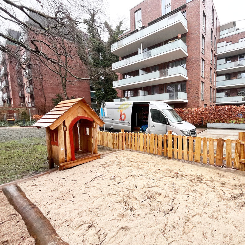 Sandspielbereich mit Rundholzrahmen