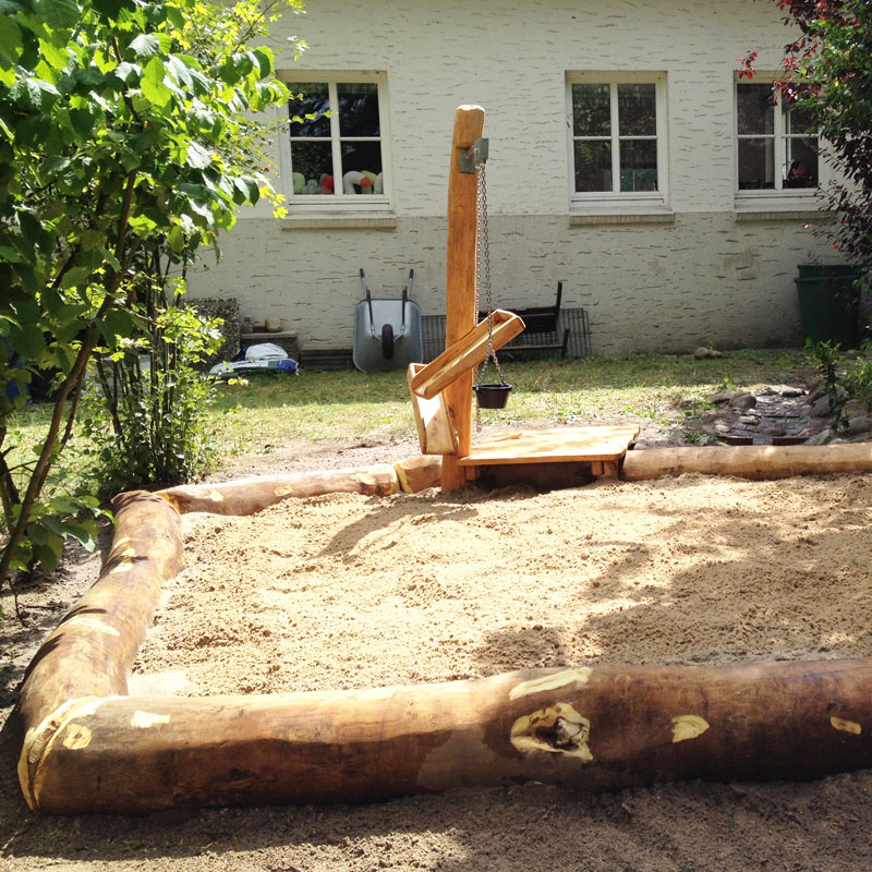Sandspielbereich mit Rundholzrahmen