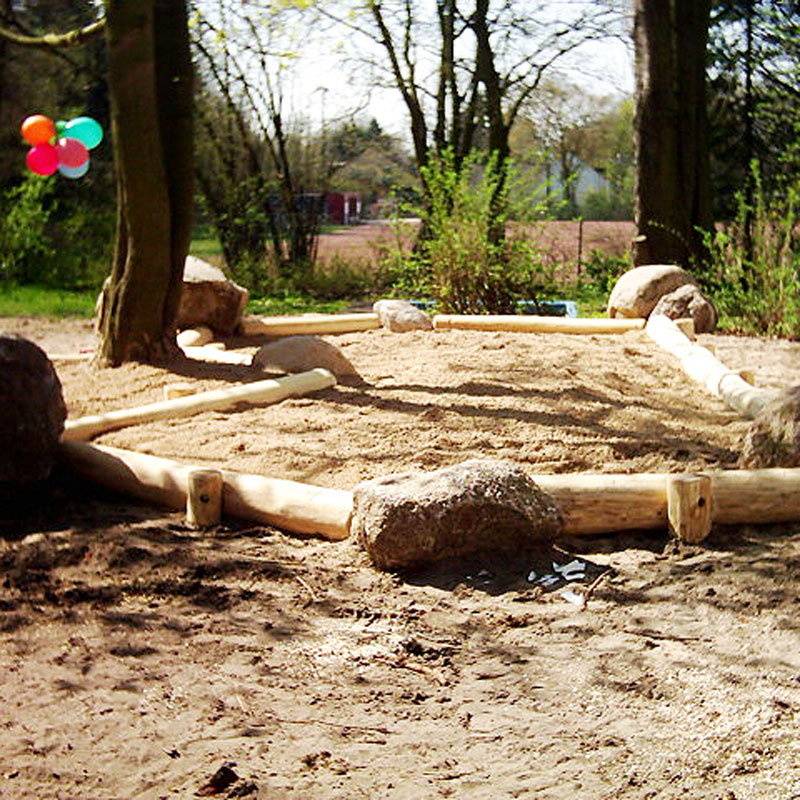 Sandspielbereich mit Rundholzrahmen